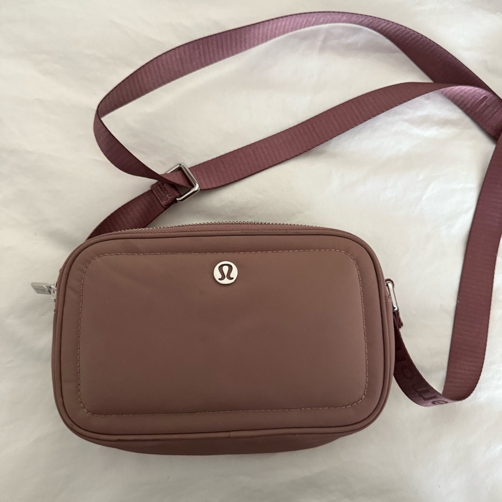 Lululemon Crossbody Camera Bag 2L Twilight Rose